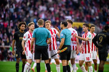 COLOGNE, ALMANY - 18 Ekim 2025: Florian Kainz, Timo Huebers - Bundesliga 1 'in futbol maçı. FC Koeln, FC Augsburg 'a karşı Rhein Enerji Stadyumu' nda.