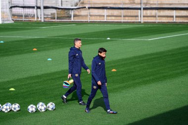 LEVERKUSEN, GERMANY - 20 ECTOBER, 2025: Sergi Runge, Rogier Meijer - UEFA Şampiyonlar Ligi, ön maç antrenmanı Bayer 04 Leverkusen Bayena 'da.