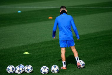 LEVERKUSEN, GERMANY - 20 ECTOBER, 2025: Alejandro Grimaldo - UEFA Şampiyonlar Ligi, ön maç antrenmanı Bayer 04 Leverkusen Bayena 'da.