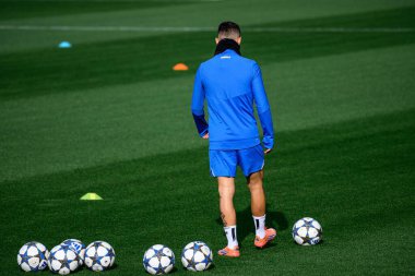 LEVERKUSEN, GERMANY - 20 ECTOBER, 2025: Alejandro Grimaldo - UEFA Şampiyonlar Ligi, ön maç antrenmanı Bayer 04 Leverkusen Bayena 'da.