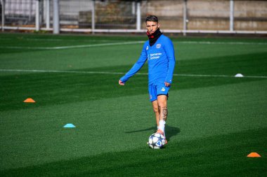 LEVERKUSEN, GERMANY - 20 ECTOBER, 2025: Alejandro Grimaldo - UEFA Şampiyonlar Ligi, ön maç antrenmanı Bayer 04 Leverkusen Bayena 'da.