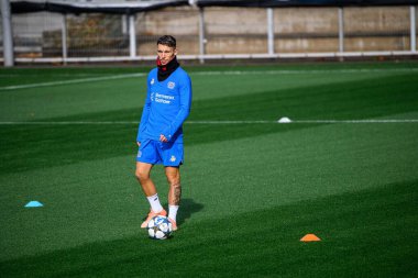 LEVERKUSEN, GERMANY - 20 ECTOBER, 2025: Alejandro Grimaldo - UEFA Şampiyonlar Ligi, ön maç antrenmanı Bayer 04 Leverkusen Bayena 'da.