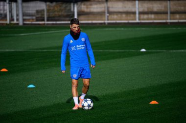 LEVERKUSEN, GERMANY - 20 ECTOBER, 2025: Alejandro Grimaldo - UEFA Şampiyonlar Ligi, ön maç antrenmanı Bayer 04 Leverkusen Bayena 'da.