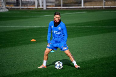 LEVERKUSEN, GERMANY - 20 ECTOBER, 2025: Alejandro Grimaldo - UEFA Şampiyonlar Ligi, ön maç antrenmanı Bayer 04 Leverkusen Bayena 'da.