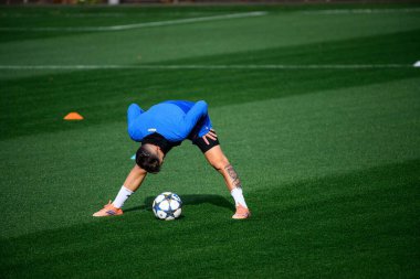 LEVERKUSEN, GERMANY - 20 ECTOBER, 2025: Alejandro Grimaldo - UEFA Şampiyonlar Ligi, ön maç antrenmanı Bayer 04 Leverkusen Bayena 'da.