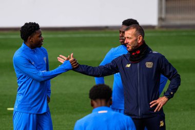 LEVERKUSEN, GERMANY - 20 OCTOBER, 2025: Jeremiah Dennit Mensah, Migel Angel Campos - UEFA Şampiyonlar Ligi, Bayer 04 Leverkusen ön maç antrenmanı Bayena 'da.