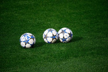 LEVERKUSEN, ALMANY - 20 EKİM, 2025: Adidas, futbol topları. - UEFA Şampiyonlar Ligi, ön maç antrenmanı Bayer 04 Leverkusen Bayarena 'da.