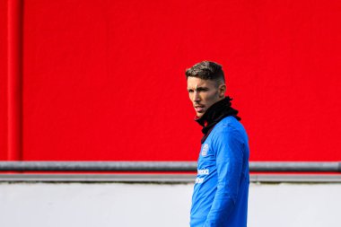 LEVERKUSEN, GERMANY - 20 ECTOBER, 2025: Alejandro Grimaldo - UEFA Şampiyonlar Ligi, ön maç antrenmanı Bayer 04 Leverkusen Bayena 'da.