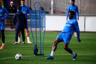 LEVERKUSEN, GERMANY - 20 ECTOBER, 2025: Ernest Poku - UEFA Şampiyonlar Ligi, Ön maç antrenmanı Bayer 04 Leverkusen Bayena 'da.