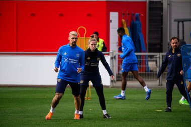 LEVERKUSEN, GERMANY - 20 EKİM, 2025: Robert Andrich, Prisca Volmary - UEFA Şampiyonlar Ligi, Bayarena 'da maç öncesi antrenman FC Bayer 04 Leverkusen.