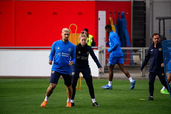 LEVERKUSEN, GERMANY - 20 EKİM, 2025: Robert Andrich, Prisca Volmary - UEFA Şampiyonlar Ligi, Bayarena 'da maç öncesi antrenman FC Bayer 04 Leverkusen.