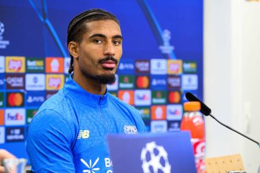 LEVERKUSEN, GERMANY - 20 EKİM, 2025: Loic Bade - UEFA Şampiyonlar Ligi, MD-1, Bayarena 'da basın toplantısı.