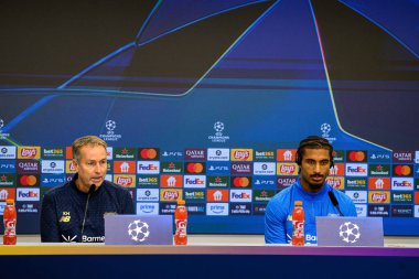 LEVERKUSEN, GERMANY - 20 EKİM, 2025: Kasper Hjulmand, Loic Bade - UEFA Şampiyonlar Ligi, MD-1, Bayarena 'da basın toplantısı.