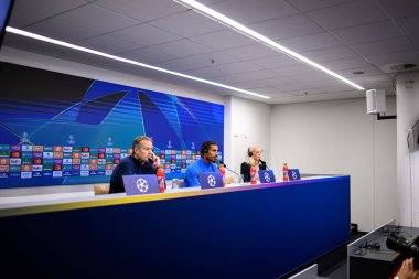 LEVERKUSEN, GERMANY - 20 EKİM, 2025: Kasper Hjulmand, Loic Bade - UEFA Şampiyonlar Ligi, MD-1, Bayarena 'da basın toplantısı.