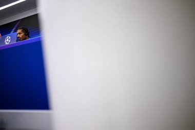 LEVERKUSEN, GERMANY - 20 EKİM, 2025: Loic Bade - UEFA Şampiyonlar Ligi, MD-1, Bayarena 'da basın toplantısı.