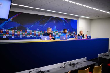 LEVERKUSEN, GERMANY - 20 EKİM, 2025: Kasper Hjulmand, Loic Bade - UEFA Şampiyonlar Ligi, MD-1, Bayarena 'da basın toplantısı.