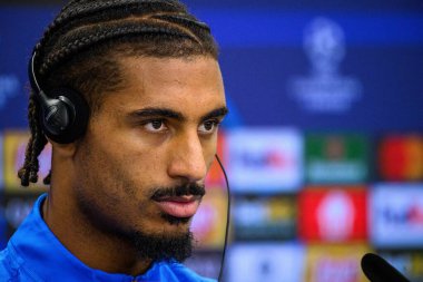 LEVERKUSEN, GERMANY - 20 EKİM, 2025: Loic Bade - UEFA Şampiyonlar Ligi, MD-1, Bayarena 'da basın toplantısı.