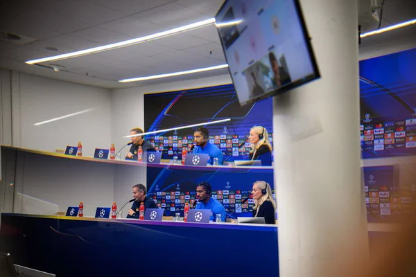 LEVERKUSEN, GERMANY - 20 EKİM, 2025: Kasper Hjulmand, Loic Bade - UEFA Şampiyonlar Ligi, MD-1, Bayarena 'da basın toplantısı.