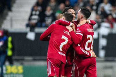 FRANKFURT, GERMANY - 22 EKİM, 2025: Florian Wirtz, Andy Robertson, Federico Chiesa - UEFA Şampiyonlar Ligi, Deutsche Bank Park 'ta SG Eintracht-Liverpool FC karşılaşması.