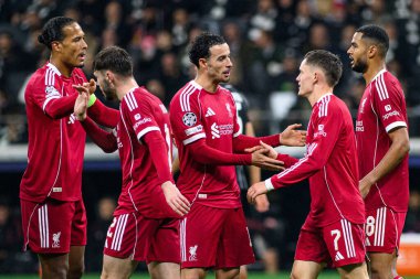 FRANKFURT, GERMANY - 22 OCTOBER, 2025: Virgil van Dijk, Conor Bradley, Curtis Jones, Florian Wirtz, Cody Gakpo - UEFA Şampiyonlar Ligi, Deutsche Park 'ta SG Eintracht Frankfurt ile Liverpool FC karşılaşması.