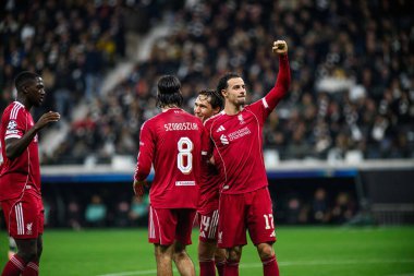 FRANKFURT, GERMANY - 22 OCTOBER, 2025: İbrahima Konate, Dominik Szoboszlai, Federico Chiesa, Curtis Jones - UEFA Şampiyonlar Ligi, Deutsche Bank Park 'ta SG Eintracht Frankfurt ile Liverpool FC karşılaşması.