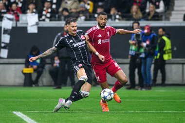 FRANKFURT, GERMANY - 22 Ekim 2025: Cody Gakpo, Robin Koch - UEFA Şampiyonlar Ligi, SG Eintracht Frankfurt Liverpool FC 'ye karşı Deutsche Bank Park' ta.