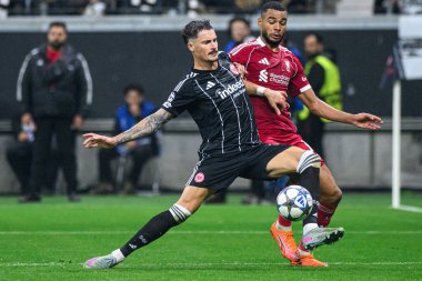 FRANKFURT, GERMANY - 22 Ekim 2025: Cody Gakpo, Robin Koch - UEFA Şampiyonlar Ligi, SG Eintracht Frankfurt Liverpool FC 'ye karşı Deutsche Bank Park' ta.