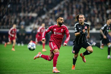 FRANKFURT, GERMANY - 22 Ekim 2025: Mohamed Salah, Arthur Theate - UEFA Şampiyonlar Ligi, SG Eintracht Frankfurt Liverpool FC 'ye karşı Deutsche Bank Park' ta.