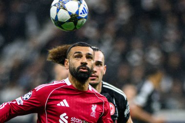 FRANKFURT, GERMANY - 22 Ekim 2025: Mohamed Salah, Arthur Theate - UEFA Şampiyonlar Ligi, SG Eintracht Frankfurt Liverpool FC 'ye karşı Deutsche Bank Park' ta.