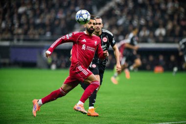 FRANKFURT, GERMANY - 22 Ekim 2025: Mohamed Salah, Arthur Theate - UEFA Şampiyonlar Ligi, SG Eintracht Frankfurt Liverpool FC 'ye karşı Deutsche Bank Park' ta.