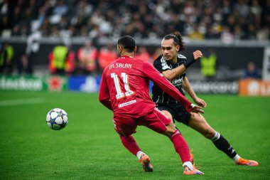 FRANKFURT, GERMANY - 22 Ekim 2025: Mohamed Salah, Arthur Theate - UEFA Şampiyonlar Ligi, SG Eintracht Frankfurt Liverpool FC 'ye karşı Deutsche Bank Park' ta.