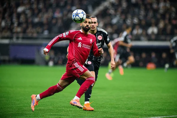 FRANKFURT, GERMANY - 22 Ekim 2025: Mohamed Salah, Arthur Theate - UEFA Şampiyonlar Ligi, SG Eintracht Frankfurt Liverpool FC 'ye karşı Deutsche Bank Park' ta.