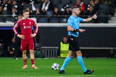 FRANKFURT, GERMANY - 22 Ekim 2025: Florian Wirtz, Francois Letexier, Hakem - UEFA Şampiyonlar Ligi, Deutsche Park 'ta SG Eintracht-Liverpool FC karşılaşması.