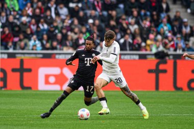 MOENCHENGLADBACH, GERMANY - 25 ECTOBER, 2025: Michael Olise, Luca Netz - Borussia Moenchengladbach ile Borussia Park 'taki 1.Bundesliga maçı. Sadece yazı işleri için. Satmak veya dağıtmak yasaktır.