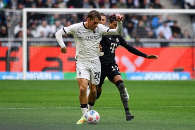 MOENCHENGLADBACH, GERMANY - 25 ECTOBER, 2025: Michael Olise, Luca Netz - Borussia Moenchengladbach ile Borussia Park 'taki 1.Bundesliga maçı. Sadece yazı işleri için. Satmak veya dağıtmak yasaktır.