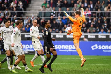 MOENCHENGLADBACH, GERMANY - 25 Ekim 2025: Michael Olise, Moritz Nicolas - Borussia Moenchengladbach ile Borussia Bayern Muenchen maçı Borussia Park 'ta. Sadece yazı işleri için. Satmak veya dağıtmak yasaktır.