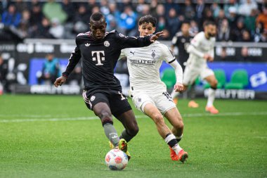MOENCHENGLADBACH, GERMANY - 25 EKİM 2025: Nicolas Jackson, Philipp Sander - Borussia Moenchengladbach ile FC Bayern Muenchen maçı Borussia Park 'ta. Sadece yazı işleri için. Satmak veya dağıtmak yasaktır.