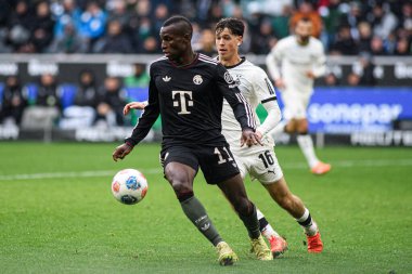 MOENCHENGLADBACH, GERMANY - 25 EKİM 2025: Nicolas Jackson, Philipp Sander - Borussia Moenchengladbach ile FC Bayern Muenchen maçı Borussia Park 'ta. Sadece yazı işleri için. Satmak veya dağıtmak yasaktır.