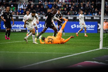 MOENCHENGLADBACH, GERMANY - 25 Ekim 2025: Moritz Nicolas, Nicolas Jackson - Borussia Moenchengladbach - Borussia Bayern Muenchen maçı Borussia Park 'ta. Sadece yazı işleri için. Satmak veya dağıtmak yasaktır.