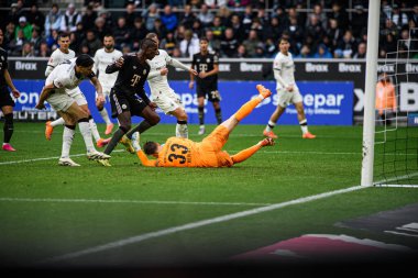 MOENCHENGLADBACH, GERMANY - 25 Ekim 2025: Moritz Nicolas, Nicolas Jackson - Borussia Moenchengladbach - Borussia Bayern Muenchen maçı Borussia Park 'ta. Sadece yazı işleri için. Satmak veya dağıtmak yasaktır.