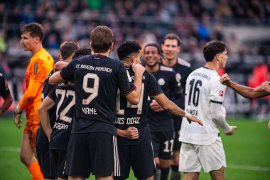 MOENCHENGLADBACH, GERMANY - 25 Ekim 2025: Raphael Guerreiro, Harry Kane kutlama, gol - 1.Bundesliga maçı Borussia Moenchengladbach-FC Bayern Muenchen maçı Borussia Park 'ta. Sadece yazı işleri için. Satmak veya dağıtmak yasaktır.