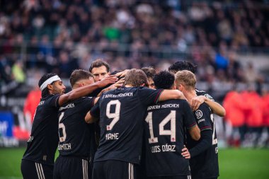 MOENCHENGLADBACH, GERMANY - 25 Ekim 2025: Raphael Guerreiro, Harry Kane kutlama, gol - 1.Bundesliga maçı Borussia Moenchengladbach-FC Bayern Muenchen maçı Borussia Park 'ta. Sadece yazı işleri için. Satmak veya dağıtmak yasaktır.