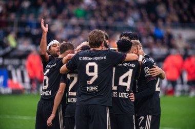 MOENCHENGLADBACH, GERMANY - 25 Ekim 2025: Raphael Guerreiro, Harry Kane kutlama, gol - 1.Bundesliga maçı Borussia Moenchengladbach-FC Bayern Muenchen maçı Borussia Park 'ta. Sadece yazı işleri için. Satmak veya dağıtmak yasaktır.