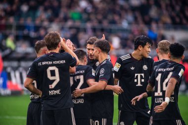 MOENCHENGLADBACH, GERMANY - 25 Ekim 2025: Raphael Guerreiro, Harry Kane kutlama, gol - 1.Bundesliga maçı Borussia Moenchengladbach-FC Bayern Muenchen maçı Borussia Park 'ta. Sadece yazı işleri için. Satmak veya dağıtmak yasaktır.