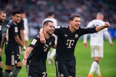 MOENCHENGLADBACH, GERMANY - 25 Ekim 2025: Raphael Guerreiro, Leon Goretzka - Borussia Moenchengladbach ile Borussia Bayern Muenchen maçı Borussia Park 'ta. Sadece yazı işleri için. Satmak veya dağıtmak yasaktır.