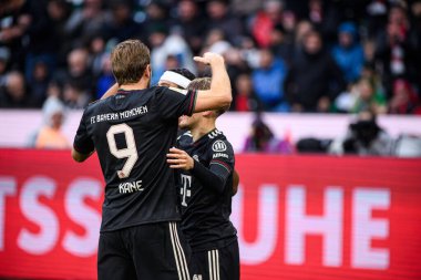 MOENCHENGLADBACH, GERMANY - 25 EKİM, 2025: Harry Kane, Lennart Karl - Borussia Moenchengladbach ile Borussia Park 'taki 1.Bundesliga maçı. Sadece yazı işleri için. Satmak veya dağıtmak yasaktır.