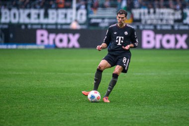 MOENCHENGLADBACH, GERMANY - 25 Ekim 2025: Leon Goretzka - Borussia Moenchengladbach ile Borussia Park 'taki 1.Bundesliga maçı. Sadece yazı işleri için. Satmak veya dağıtmak yasaktır.