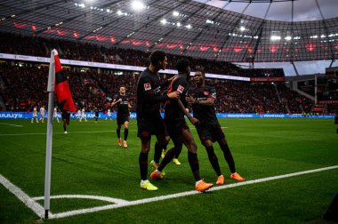 LEVERKUSEN, GERMANY - 26 Ekim 2025: Jarell Quansah, Edmond Tapsoba, Christian Kofane - Bundesliga Bayer 04 Leverkusen, Bayena 'da SC Freiburg' a karşı. 