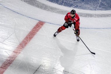 COLOGNE, Almanya - 26 Ekim 2025: Maximilian Kammerer - The IceHockey DeL maçı Koelner Haie - Lanxess Arena 'da Frankfurt Leowen