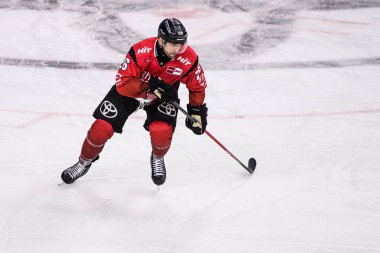 COLOGNE, ALMANY - 26 Ekim 2025: Dominik Uher - The IceHockey DeL match Koelner Haie - Lanxess Arena 'da Frankfurt Leowen